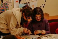 Каждую среду волонтеры из храма Гавриила Самтаврийского (от 1 до 3 человек) посещают ОРАИ 4. Вместе с подопечными они рисуют, лепят и общаются.