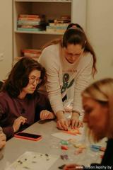 Каждую среду волонтеры из храма Гавриила Самтаврийского (от 1 до 3 человек) посещают ОРАИ 4. Вместе с подопечными они рисуют, лепят и общаются.