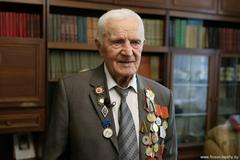 Председатель Постоянной комиссии по труду и социальным вопросам Ирина Костевич со своей коллегой Светланой Сенько поздравили с наступающим Днём Победы ветерана Великой Отечественной войны Фёдора Сергеевича Фещенко.