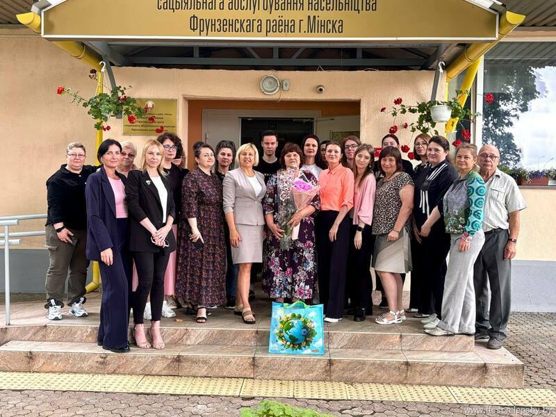 Сегодня в нашем коллективе особенный, немного грустный, но очень торжественный день. Сегодня в нашем коллективе особенный, немного грустный, но очень торжественный день.
